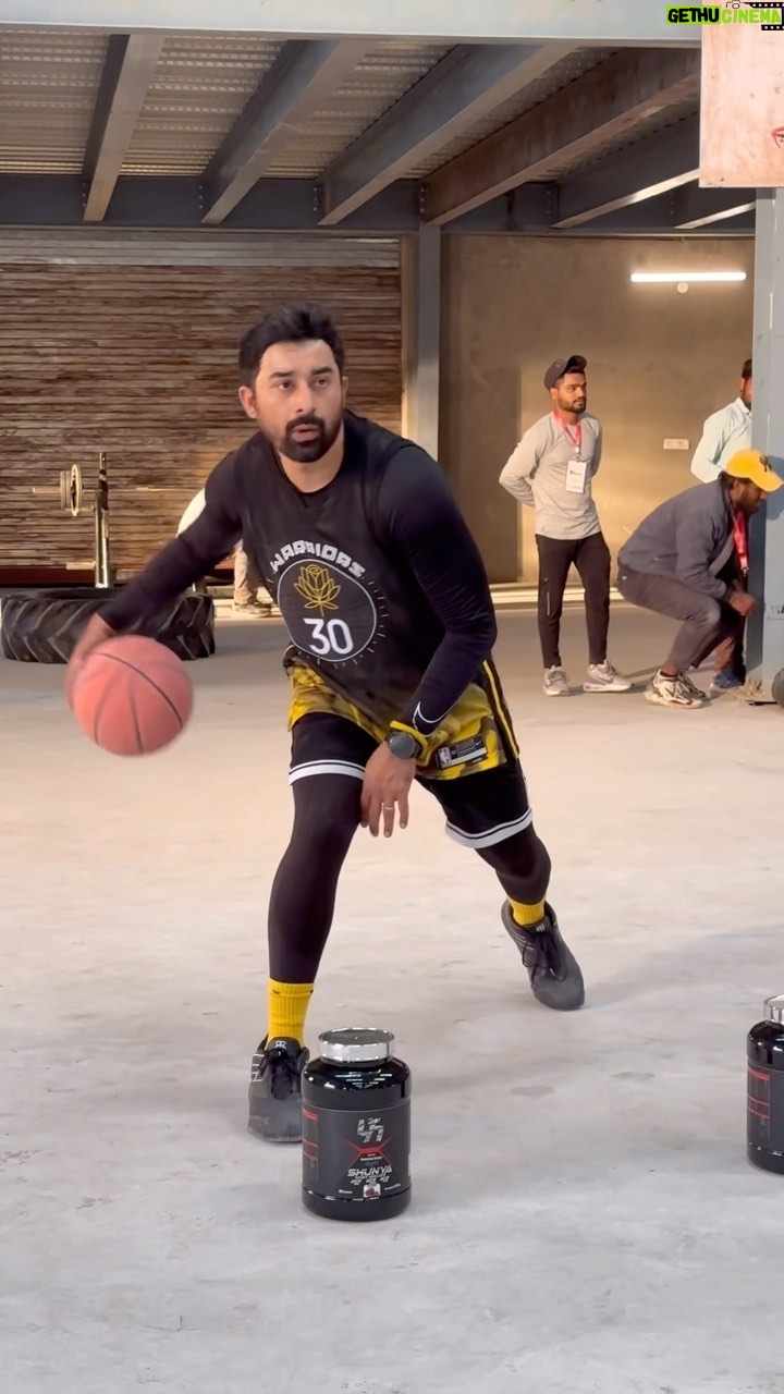 Rannvijay Singha - 166.4K Likes - When your work is actually playing..
bts from the @uptime_nutrition shoot, I love when brands and companies believe in the passions of the ambassador and then everything seems real,organic and obviously believable. πͺπ» #satnamwaheguruΰ©΄ ππΌπ #blessed #grateful #baller #ballislife
@squadrann @starballersindia