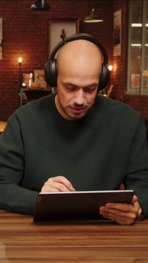 Raphaël Carlier Instagram - Entre 2 tournages de vidéos, petite pause musicale pour composer une track sur la Lenovo Tab P12 de @lenovofrance 🎶 
Proposez un titre en commentaire, et retrouvez dès demain la composition de @levraimcfly sur son profil (elle sera moins bien).
#LenovoTabP12 - Collaboration Commerciale