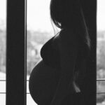 Raphaël Carlier Instagram - Dire qu’il y a 18 jours il était dans mon ventre ✨ Welcome mon baby d’amour. Enfin à la maison. Merci à tous pour vos messages d’amour qui m’ont réchauffés le cœur ❤️ Et 🙏 @laurag_photo pour ces sublimes photos.