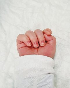 Raphaël Carlier Instagram - Mon troisième fils est né ce matin. Ce post est sponsorisé par un amour indivisible et éternel.