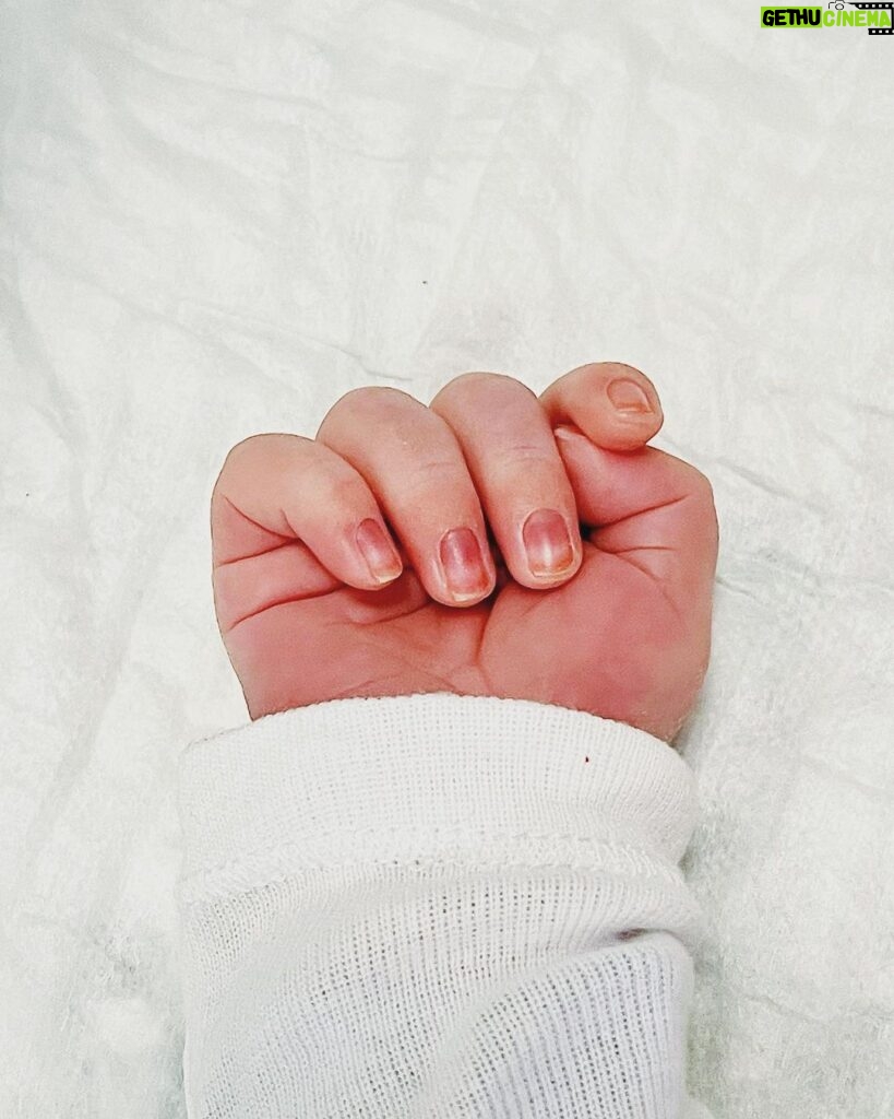 Raphaël Carlier Instagram - Mon troisième fils est né ce matin. Ce post est sponsorisé par un amour indivisible et éternel.