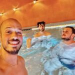 Raphaël Carlier Instagram - Vous voyez ce genre de soirée qui termine dans une piscine à 2h du mat’ sans aucune raison ? 🍁 🦸‍♂️