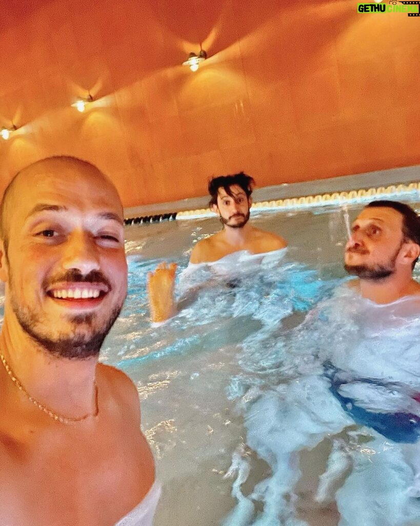 Raphaël Carlier Instagram - Vous voyez ce genre de soirée qui termine dans une piscine à 2h du mat’ sans aucune raison ? 🍁 🦸‍♂️