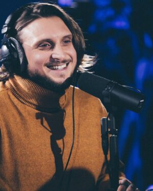 Raphaël Carlier Instagram - Suite à vos nombreux messages (merci) et l’envie d’en refaire, La Table Ovale est de retour sur YouTube & @spotifyfrance 😍
On est trop heureux de pouvoir refaire ce format et ça reprend aujourd’hui avec Joyca et Cyrus North sur le thème de « la recherche du bonheur ». 
La vidéo est sur notre chaîne YouTube dès maintenant et en audio sur Spotify, puis dans quelques jours vous retrouverez les réponses aux questions que vous avez posées sur Twitter/Insta en audio + vidéo uniquement sur Spotify.