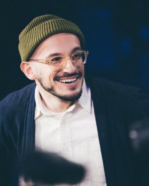 Raphaël Carlier Instagram - Suite à vos nombreux messages (merci) et l’envie d’en refaire, La Table Ovale est de retour sur YouTube & @spotifyfrance 😍
On est trop heureux de pouvoir refaire ce format et ça reprend aujourd’hui avec Joyca et Cyrus North sur le thème de « la recherche du bonheur ». 
La vidéo est sur notre chaîne YouTube dès maintenant et en audio sur Spotify, puis dans quelques jours vous retrouverez les réponses aux questions que vous avez posées sur Twitter/Insta en audio + vidéo uniquement sur Spotify.