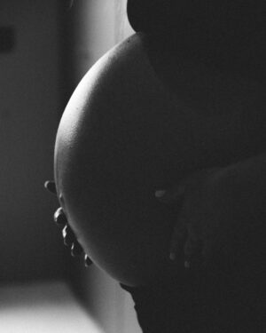 Raphaël Carlier Instagram - Dire qu’il y a 18 jours il était dans mon ventre ✨
Welcome mon baby d’amour. Enfin à la maison. 
Merci à tous pour vos messages d’amour qui m’ont réchauffés le cœur ❤️
Et 🙏 @laurag_photo pour ces sublimes photos.
