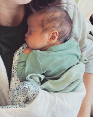 Raphaël Carlier Instagram - Dire qu’il y a 18 jours il était dans mon ventre ✨
Welcome mon baby d’amour. Enfin à la maison. 
Merci à tous pour vos messages d’amour qui m’ont réchauffés le cœur ❤️
Et 🙏 @laurag_photo pour ces sublimes photos.