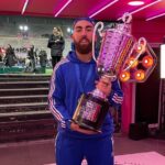 Raphaël Carlier Instagram - On l’a fait. Y’avait ma femme et mes fils et mes potes et 20.000 personnes dans le stade et 1 million sur Twitch et surtout les souvenirs et l’amour du foot depuis tout petit : tout a été célébré en cette incroyable journée. Merci @aminematue pour le vocal y a quelques semaines, merci infiniment. C’était un privilège pour moi ce projet. Un honneur. Merci tout le monde pour la force et quelle équipe bon sang !!! 📸 : @chloeramdani