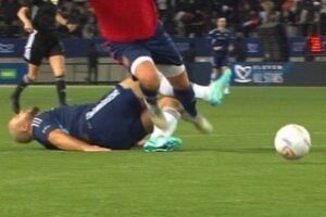 Raphaël Carlier Instagram - On l’a fait.
Y’avait ma femme et mes fils et mes potes et 20.000 personnes dans le stade et 1 million sur Twitch et surtout les souvenirs et l’amour du foot depuis tout petit : tout a été célébré en cette incroyable journée.
Merci @aminematue pour le vocal y a quelques semaines, merci infiniment.
C’était un privilège pour moi ce projet. Un honneur.
Merci tout le monde pour la force et quelle équipe bon sang !!!
📸 : @chloeramdani