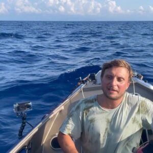 Raphaël Carlier Instagram - 3 jours et 2 nuits. 
Merci infiniment pour votre soutien. 
65h de vidéo à derusher (On va envoyer de la force et des primes à nos monteurs)
On vous montre tout ça en vidéo au plus vite mais là je veux juste boire du café et regarder ma famille en souriant.
La bouffe lyophilisée c’est pas si mal.
📸 @chloeramdani et @flosabat ✅