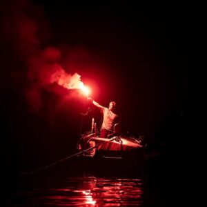 Raphaël Carlier Instagram - 3 jours et 2 nuits. 
Merci infiniment pour votre soutien. 
65h de vidéo à derusher (On va envoyer de la force et des primes à nos monteurs)
On vous montre tout ça en vidéo au plus vite mais là je veux juste boire du café et regarder ma famille en souriant.
La bouffe lyophilisée c’est pas si mal.
📸 @chloeramdani et @flosabat ✅