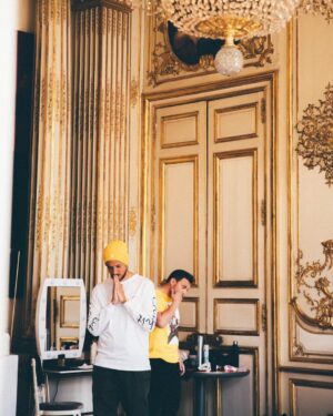 Raphaël Carlier Instagram - Cette vidéo existe. 
Les photos de @laurag_photo sont INCR, elle a saisi ces moments de réflexion avant, ce moment où on se repasse pour la 61eme fois nos anecdotes, où on se rappelle notre promesse d’être 100% nous mêmes, nos rituels secrets d’avant tournage. Merci pour votre soutien. C’est fou. Et on a un bête de flow 😈