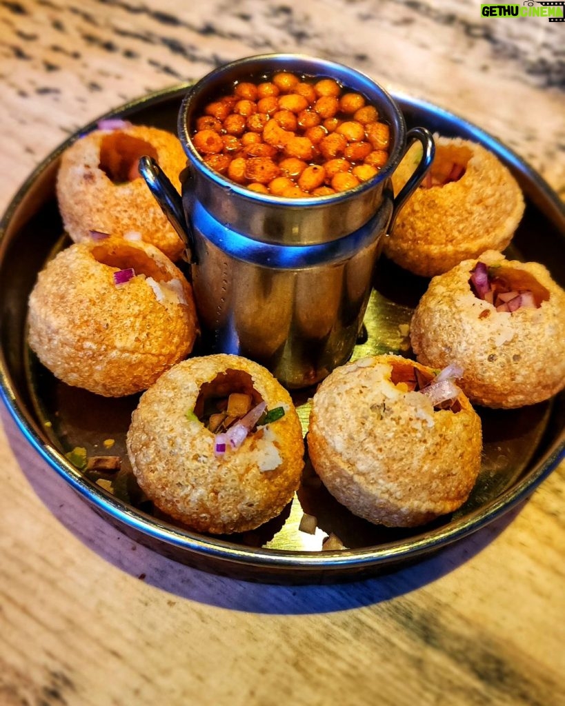 Rashami Desai Instagram - Take me back 😢 Or I need 1 more vacation. 😆 . . #rashamidesai #rashamians #foodie #ukdairy #thearth_indian_dining # London #memories #whatelseispossible #immagical✨🧞‍♀️🦄 London, United Kingdom