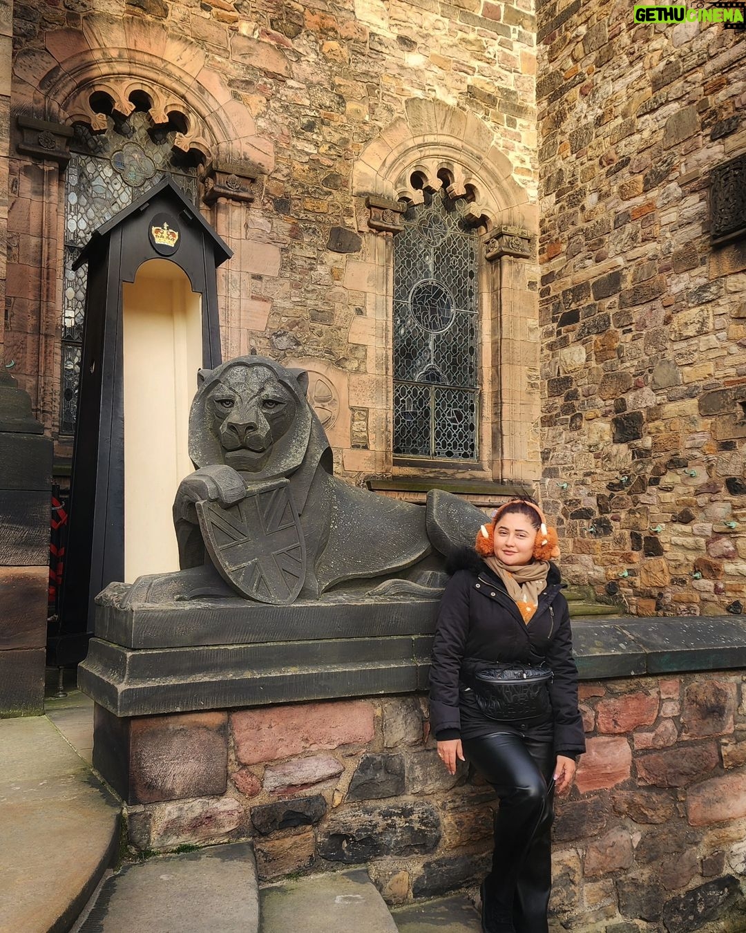 Rashami Desai Instagram - Life has so much to give u, learn to accept it... This time I've seen miraculous changes in the history of Edinburgh ❤️ . . Thank you my little doll @bhaktiivaidya . . #rashamidesai #rashamians #Edinburgh #got #architecture #history #miraculous #magnificent #love #whatelseispossible #whatmoreispossible #rythmicrashami💃 #immagical✨🧞♀️🦄