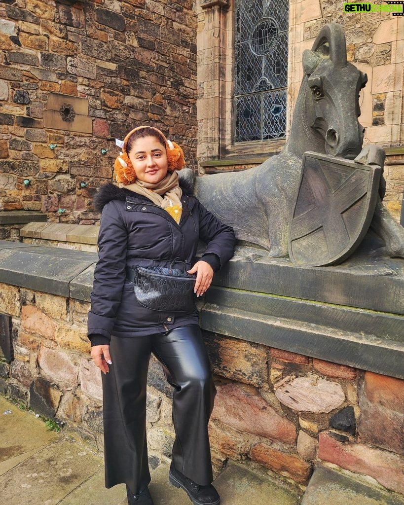 Rashami Desai Instagram - Life has so much to give u, learn to accept it... This time I've seen miraculous changes in the history of Edinburgh ❤️ . . Thank you my little doll @bhaktiivaidya . . #rashamidesai #rashamians #Edinburgh #got #architecture #history #miraculous #magnificent #love #whatelseispossible #whatmoreispossible #rythmicrashami💃 #immagical✨🧞‍♀️🦄