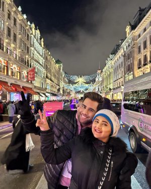 Rashami Desai Instagram - Reunited!! @imrashamidesai @rajivadatia 😘❤️ in freezing London! In the best time of the year!! 🎄😘 

#rashjiv #london #lights #friends