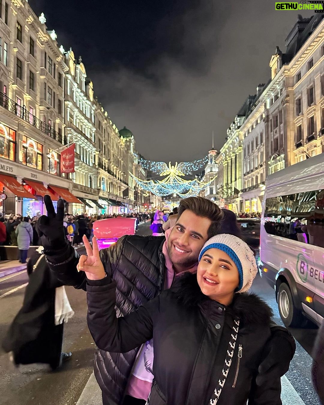 Rashami Desai - 389.8K Likes - Reunited!! @imrashamidesai @rajivadatia 😘❤️ in freezing London! In the best time of the year!! 🎄😘
#rashjiv #london #lights #friends