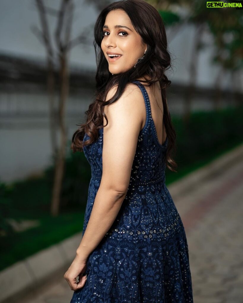 Rashmi Gautam Instagram - #RashmiGautam Outfit 👗@byshahmeenhusain Stylist @impriyankasahajananda 📸 @portraitsbyprudhviraj #blue #indowesternstyle #gown #static
