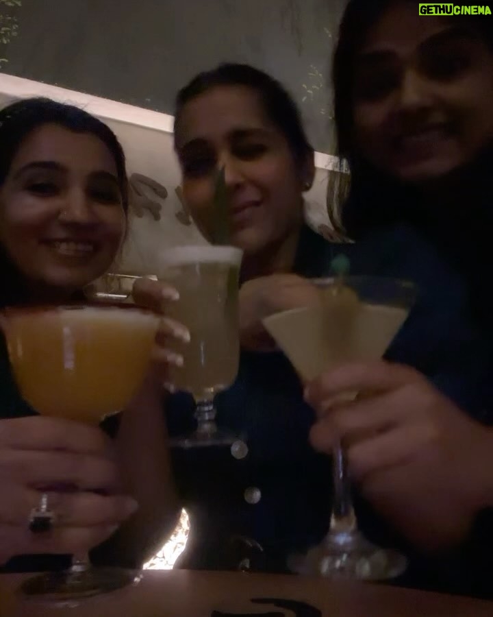 Rashmi Gautam Instagram - Spending last epic days of 2023 with my favs #2023 #fridaynite #allaboutyesterday😍 #static #carousel
