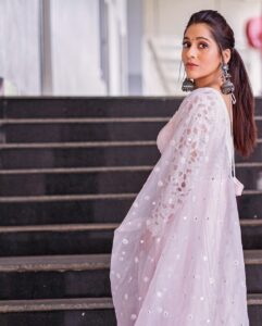 Rashmi Gautam Instagram - Outfit @varahi_couture 🇮🇳 P.c @ravi_cross_clickx 📸📸📸 #RashmiGautam #staticpost #carousel