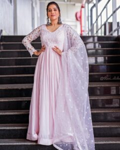Rashmi Gautam Instagram - Outfit @varahi_couture 🇮🇳 P.c @ravi_cross_clickx 📸📸📸 #RashmiGautam #staticpost #carousel