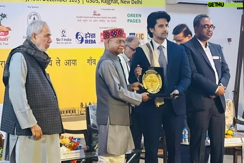 Ravi Dubey Instagram - Honored to have received the prestigious ‘Maati Sammaan’ at the ‘Purvanchal Maati Mahotsav’ by auspicious hands of Shri Shiv Pratap Shukla (Hon’ble Governor, HP) humbled to have shared the honour and the stage with legends Padmashri Malini Awasthi ji Shri MK Yadav ji IFS PCCF & Head of Forest Force, Assam Shri Chandra Shekhar Singh ji Agriculturalist, Padma Shri Awardee Shri Rajnikant Rai ji Divisional Chief Executive, ITC Agri B Dr. (Prof.) NN Khanna ji Advisor & Cardiologist, Apollo Hospital Congratulations to Asif ji and Team Maati for bringing this wonderful community together @bjpshivpshukla @maliniawasthi @purvanchalfestival @asifazmidelhi Rajghat - New Delhi