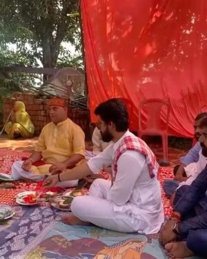Ravi Dubey Instagram - इस बार सर्वपित्रपक्ष पर अपने पैतृक निवास (रघवापुर, देवरिया) में पित्र पूजन और यज्ञ करने का सौभाग्य प्राप्त हुआ .. अपने परिवार के प्रतिनिधि के रूप में हमारे ग्राम देव बरम बाबा और माँ काली के दर्शन भी किए ..हम जीवन में जो हैं और जो बनेंगे इनके और अपने पित्रों के आशीष से ही बनेंगे , इनके लिए अपने हृदय में स्थान और भाव सदा बनाए रखिए .. 
ॐ श्री सर्व पितृ देवताभ्यो नमो नमः