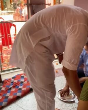 Ravi Dubey Instagram - इस बार सर्वपित्रपक्ष पर अपने पैतृक निवास (रघवापुर, देवरिया) में पित्र पूजन और यज्ञ करने का सौभाग्य प्राप्त हुआ .. अपने परिवार के प्रतिनिधि के रूप में हमारे ग्राम देव बरम बाबा और माँ काली के दर्शन भी किए ..हम जीवन में जो हैं और जो बनेंगे इनके और अपने पित्रों के आशीष से ही बनेंगे , इनके लिए अपने हृदय में स्थान और भाव सदा बनाए रखिए .. 
ॐ श्री सर्व पितृ देवताभ्यो नमो नमः