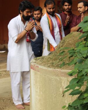 Ravi Dubey Instagram - इस बार सर्वपित्रपक्ष पर अपने पैतृक निवास (रघवापुर, देवरिया) में पित्र पूजन और यज्ञ करने का सौभाग्य प्राप्त हुआ .. अपने परिवार के प्रतिनिधि के रूप में हमारे ग्राम देव बरम बाबा और माँ काली के दर्शन भी किए ..हम जीवन में जो हैं और जो बनेंगे इनके और अपने पित्रों के आशीष से ही बनेंगे , इनके लिए अपने हृदय में स्थान और भाव सदा बनाए रखिए .. 
ॐ श्री सर्व पितृ देवताभ्यो नमो नमः