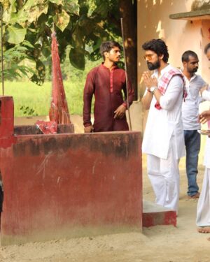 Ravi Dubey Instagram - इस बार सर्वपित्रपक्ष पर अपने पैतृक निवास (रघवापुर, देवरिया) में पित्र पूजन और यज्ञ करने का सौभाग्य प्राप्त हुआ .. अपने परिवार के प्रतिनिधि के रूप में हमारे ग्राम देव बरम बाबा और माँ काली के दर्शन भी किए ..हम जीवन में जो हैं और जो बनेंगे इनके और अपने पित्रों के आशीष से ही बनेंगे , इनके लिए अपने हृदय में स्थान और भाव सदा बनाए रखिए .. 
ॐ श्री सर्व पितृ देवताभ्यो नमो नमः