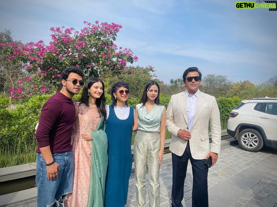 Ravi Kishan Instagram - #LaapataaLadies. Aa rahe hai 1st March ko nazdeeki cinemas mein @nitanshi_goel @PratibhaRanta #SparshShrivastava @chhaya_kadam @ravikishann #Aamirkhan #KiranRao #JyotiDeshpande @AKPPL_Official @KindlingIndia @jiostudios @TSeries @bookmyshow @PicturesPVR #BiplabGoswami #SnehaDesai @RamSampathLive @swanandkirkire @prashantpandey1 @DivyNidhiSharma @shreyaghoshal @arijitsingh @Sukhwindermusic @sonamohapatra #promotions