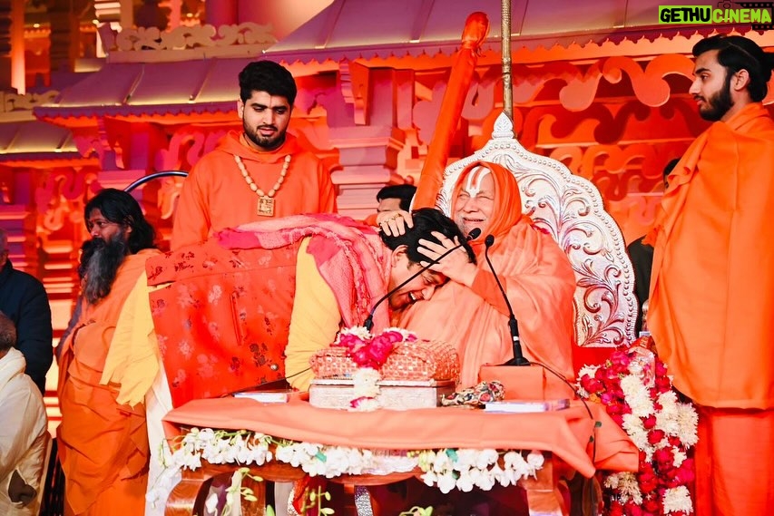 Ravi Kishan Instagram - आज अयोध्या धाम में श्री राम लला की प्राणप्रतिष्ठा के ऐतिहासिक अवसर पर आयोजित अमृत महोत्सव एवं श्री हनुमत महायज्ञ में सम्मिलित हुआ एवं पद्मविभूषण तुलसी पीठाधीश्वर जगतगुरु श्री रामभद्राचार्य जी एवं श्री धीरेंद्र कृष्ण शास्त्री जी ( बागेश्वर धाम सरकार )से भेंट कर उनका आशीर्वाद प्राप्त किया । #ayodhaya #rammandirayodhya #amritmahotsav #rammandirpranpratishtha #rambhadracharyaji #bageshwardhamsarkar