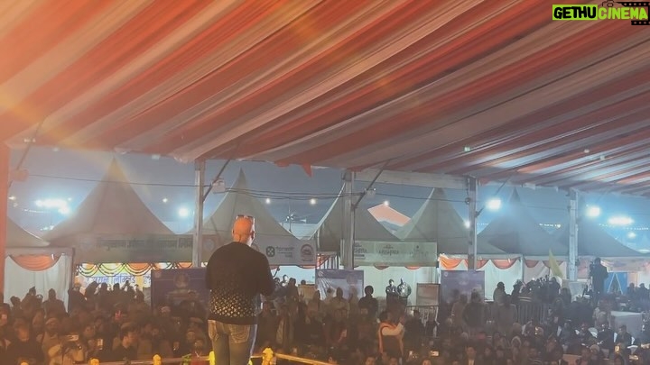 Ravi Kishan Instagram - ऐतिहासिक शाम world famous singer @bpraak भाई के साथ शानदार सैलाब गोरखपुर देवतुल्य जनता का !#gorakhpurmahotsav2024 🚩