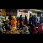 Ravi Kishan Instagram - #रेनबसेरा रात भ्रमण महाराज जी के सानिध्य में भोजन कंबल के साथ देवतुल्य जनता के लिए #गोरखपुर