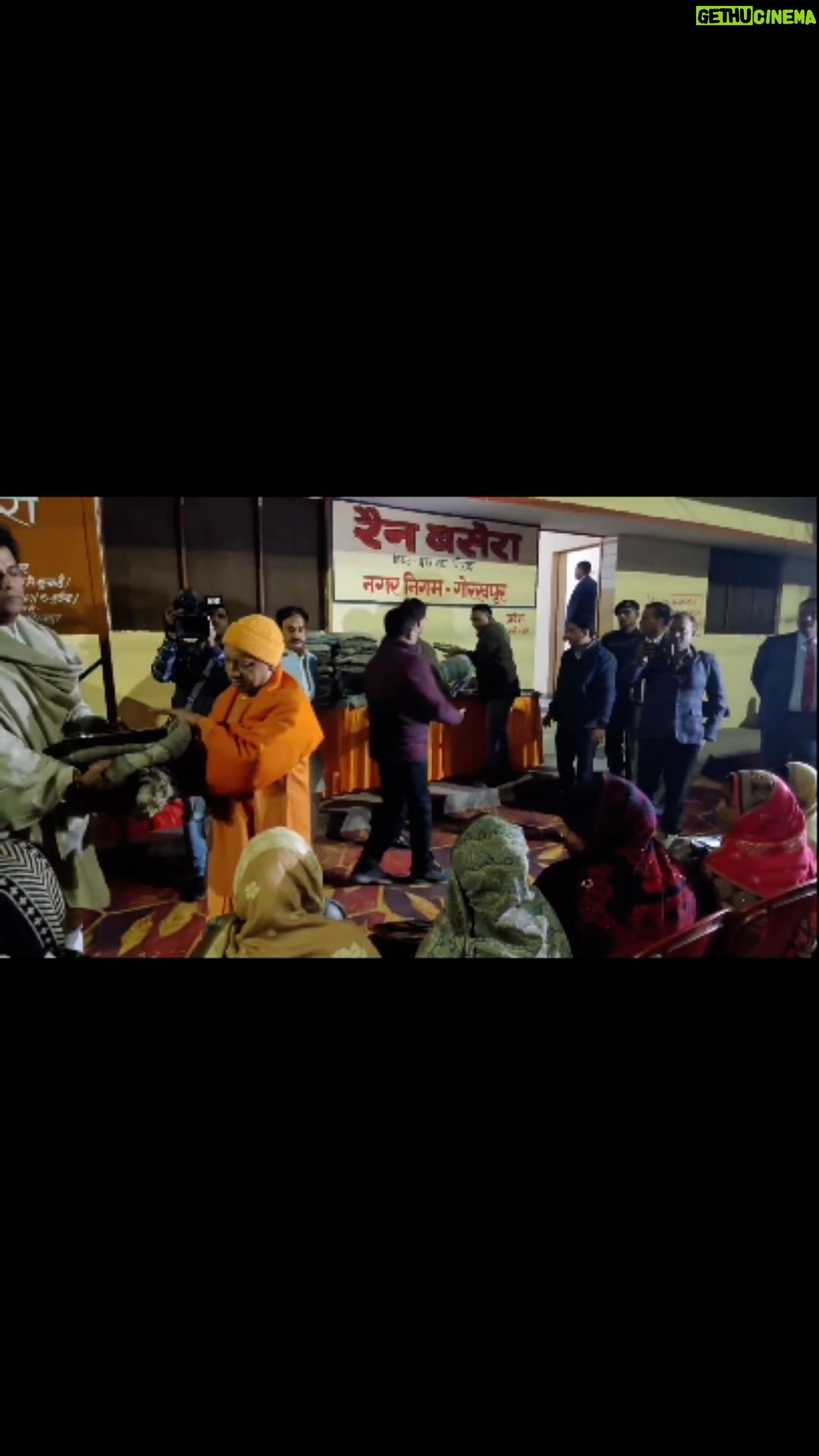 Ravi Kishan Instagram - #रेनबसेरा रात भ्रमण महाराज जी के सानिध्य में भोजन कंबल के साथ देवतुल्य जनता के लिए #गोरखपुर