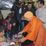 Ravi Kishan Instagram – आज रात्रि गोरखपुर में छात्र संघ चौराहे के निकट रैन बसेरा में माननीय मुख्यमंत्री श्री  @myogi_adityanath जी महाराज के साथ निराश्रितो एवं रैन बसेरा में शरण लिए लोगो को कंबल एवं भोजन पैकेट वितरित किया ।