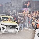 Ravi Kishan Instagram – पीढ़ियों के संकल्प की सिद्धि, श्री अयोध्या धाम में प्रभु श्री रामलला के नवीन विग्रह की प्राण-प्रतिष्ठा के पश्चात मुख्यमंत्री श्री @myogi_adityanath जी महाराज के आज प्रथम गोरखपुर आगमन पर आमजन द्वारा पुष्प वर्षा कर उनका भव्य स्वागत एवं अभिनंदन किया गया।
