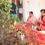 Ravi Kishan Instagram – आ रहे रघुनंदन, सजवा दो द्वार-द्वार,
स्वर्ण कलश रखवा दो, बंधवा दों बंधन वार

आज अयोध्या में भगवान श्री रामलला की प्राण प्रतिष्ठा के पावन-पुनीत अवसर पर  धर्मपत्नी श्रीमती प्रीति शुक्ला जी के साथ अपने आवास पर हवन एवं पूजन किया एवं प्रभु श्रीराम से सभी के मंगल कल्याण की कामना की ।

जय श्रीराम 🙏

#rammandir #ayodhya #ravikishan #gorakhpur #22January #ayodhyarammandir 
#rammandirpranprathistha