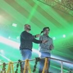 Ravi Kishan Instagram - ऐतिहासिक शाम world famous singer @bpraak भाई के साथ शानदार सैलाब गोरखपुर देवतुल्य जनता का !#gorakhpurmahotsav2024 🚩