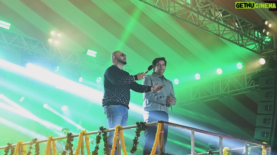 Ravi Kishan Instagram - ऐतिहासिक शाम world famous singer @bpraak भाई के साथ शानदार सैलाब गोरखपुर देवतुल्य जनता का !#gorakhpurmahotsav2024 🚩