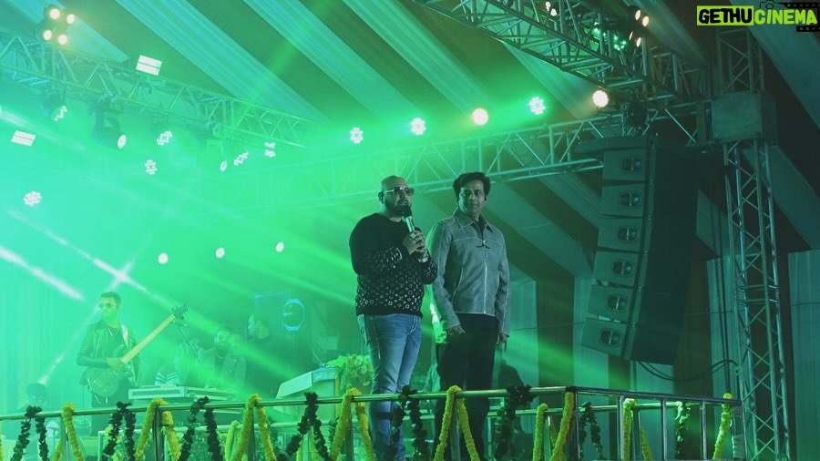 Ravi Kishan Instagram - ऐतिहासिक शाम world famous singer @bpraak भाई के साथ शानदार सैलाब गोरखपुर देवतुल्य जनता का !#gorakhpurmahotsav2024 🚩