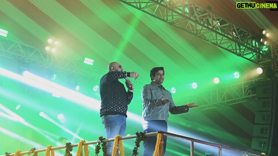 Ravi Kishan Instagram - ऐतिहासिक शाम world famous singer @bpraak भाई के साथ शानदार सैलाब गोरखपुर देवतुल्य जनता का !#gorakhpurmahotsav2024 🚩