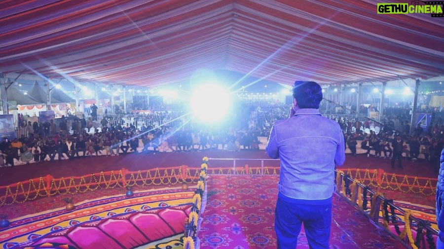Ravi Kishan Instagram - ऐतिहासिक शाम world famous singer @bpraak भाई के साथ शानदार सैलाब गोरखपुर देवतुल्य जनता का !#gorakhpurmahotsav2024 🚩