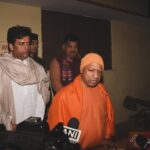 Ravi Kishan Instagram – #रेनबसेरा रात भ्रमण महाराज जी के सानिध्य में भोजन कंबल के साथ देवतुल्य जनता के लिए #गोरखपुर