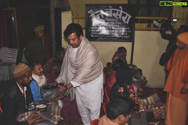 Ravi Kishan Instagram - #रेनबसेरा रात भ्रमण महाराज जी के सानिध्य में भोजन कंबल के साथ देवतुल्य जनता के लिए #गोरखपुर