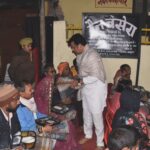 Ravi Kishan Instagram – आज रात्रि गोरखपुर में छात्र संघ चौराहे के निकट रैन बसेरा में माननीय मुख्यमंत्री श्री  @myogi_adityanath जी महाराज के साथ निराश्रितो एवं रैन बसेरा में शरण लिए लोगो को कंबल एवं भोजन पैकेट वितरित किया ।