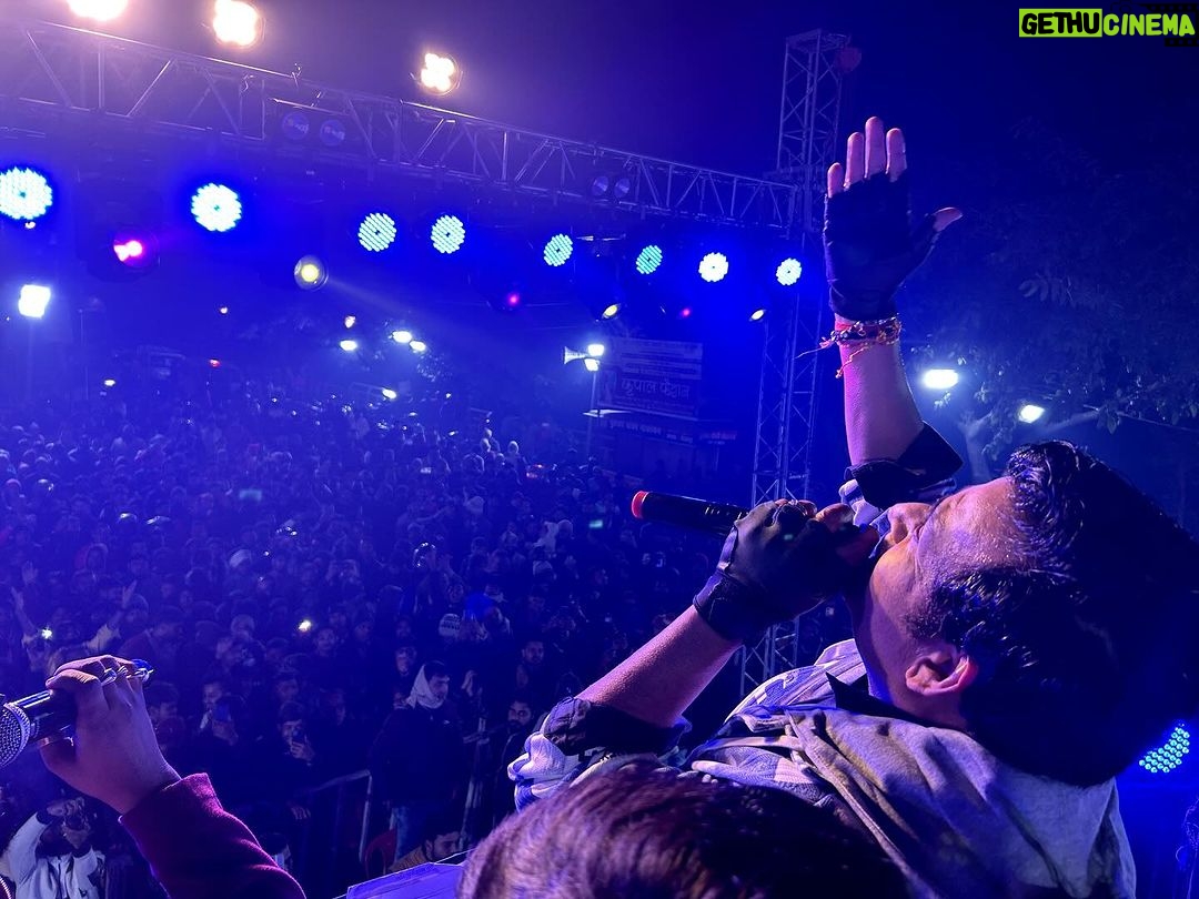 Ravi Kishan Instagram - आज नव वर्ष 2024 के शुभ अवसर पर नौका विहार पर आयोजित न्यू ईयर नाइट कार्यक्रम में, सांस्कृतिक कार्यक्रम व बॉलीवुड रॉक बैंड के साथ अपनी प्रस्तुति दी और आसमानी आतिशबाजी का गोरखपुर वासियों के साथ आनंद लिया । इस अवसर पर माननीय विधायक श्री Pradeep Shukla जी एवं महापौर डॉ मंगलेश श्रीवास्तव जी एवं लोकप्रिय अभीनेता श्री Sanjay Pandey जी उपस्थित रहे । आप सभी को नव वर्ष की हार्दिक बधाई एवं शुभकामनाएं #newyearnight #gorakhpur #ravikishan #happynewyear #welcome2024
