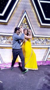Ravi Teja Instagram - Hum toh Ek dum fidaa hain 💃🏻🕺🏻 aur aap? 😉 #InBetweenTakes #setlife #BTS #IGT #happysoul #EkDumEkDumHookStep