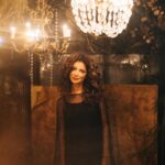 Ravshana Kurkova Instagram - «Старый индеец рассказывает своему внуку о борьбе, происходящей внутри каждого из нас. Она похожа на борьбу двух волков. Один из них злой: он олицетворяет гнев, зависть, обиду, недовольство собой, ложь. А второй добрый: он воплощает в себе радость, умиротворение, любовь, надежду, спокойствие, смирение, доброту и правду. Внук с минуту размышляет над тем, что услышал, и спрашивает: „И кто из них победит?“ И старый индеец, не раздумывая, отвечает: „Тот, которого ты кормишь“». (Эми Тэнжерин)