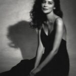 Ravshana Kurkova Instagram - В то дождливое лето, в то большое дождливое лето деревянных мечей, самодельного пистолета, подорожника, яблок, крапивы, полыни, грибов, скрипа старых телег, осторожного стука подков, котлованов, разбитых коленок, костров, камыша, под раскатами терпкого гулкого крепкого грома, босиком на горячем асфальте, застыв, не дыша, приготовивший лист лопуха, что растет возле дома, кто-то ждал, что вот-вот и уже, и почти что сейчас, как крыжовник во рту, как петарда, как слезы из глаз он начнется. И он начинался. И он не кончался, и дрожала сирень, и желтеющий тополь качался, и свежо, и вокруг никого, будто улица спит. Только дождь и лопух, под которым ребенок стоит, да обед остывает, и пальцем грозятся в окно — значит, нужно идти. Уж такая у детства примета. Только б вспомнить потом, как все было, когда-то давно, в то дождливое лето, в то большое дождливое лето. (🌿 ✍🏻 @levantowski 🌿) / 📸: @dguledani ,💃🏻: @elyavakasova , 💇🏻‍♀️💄: @yana_koptyakova